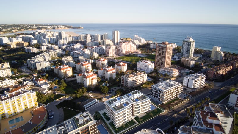 Fotografia aérea diurna do Litoral Blue e da envolvente até à linha de costa