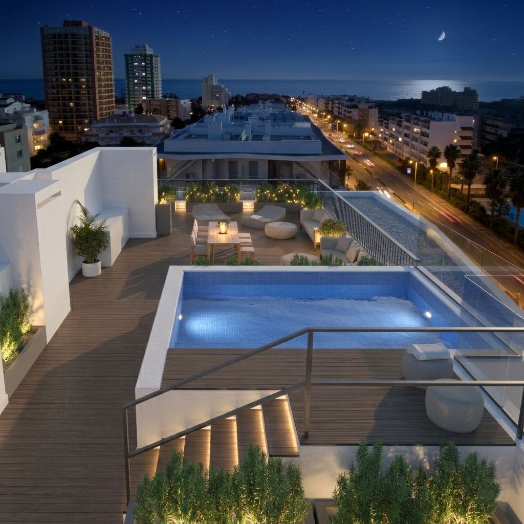 Terraço de cobertura do Apartamento 31 ao anoitecer, com piscina privativa iluminada