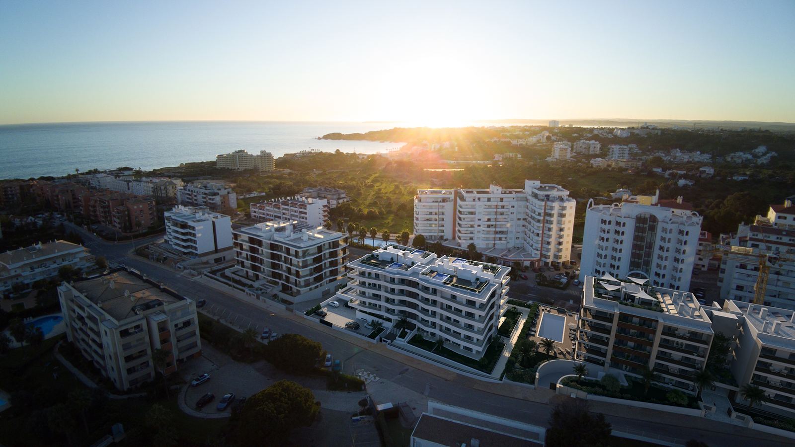 Vista aérea ao pôr do sol do empreendimento Litoral Blue junto à costa da Praia da Rocha